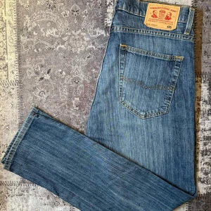 Grant 405 jeans  - Säljer ett fint par Grant 405 jeans i storlek w36/L32. Jag själv bär 32 och de passar fint med ett bälte. Skulle säga att de passar mellan W 33-36 och längden är true to size. I nästan nyskick och fin färg. Jeansen har regular fit och sitter rakt och fint på benen. Hojta till om du har några som helst frågor !
