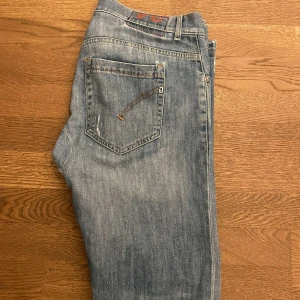 Dondup George  - Tjena, säljer dessa Dondup Jeans i modellen George. Schysst färg nu till våren. Storleken är 35, sitter dock som 34/33. Skick 8/10. Ett hål i skrevet som är insytt. Hör av er vid funderingar mm.