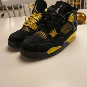Jordan 4 thunder - Snygga Nike jordan 4 thunders i bra skick kommer med ett nytt paket creaseskydd. 