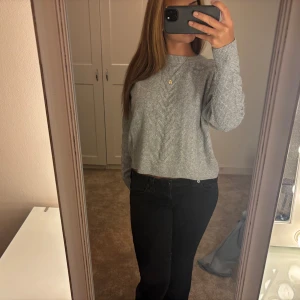 Grå stickad tröja - Säljer en mysig grå stickad tröja som passar till allt!