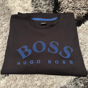 Svart tröja från Hugo Boss - Snygg svart tröja från Hugo Boss  i nytt och bra skick med inga skador eller fläckar. 