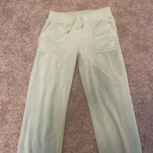 Ljusgröna Juicy Couture - Snygga ljusgröna mjukisbyxor från Juicy Couture med fickor både fram och bak. Byxorna är super mjuka och bekväma. Märkeslogga broderad på ena fickan. Otroligt bra skick på dem förutom lite slitna längst ner vid fötterna men knappt något som märks av, pris går självklart att diskutera🥰🥰