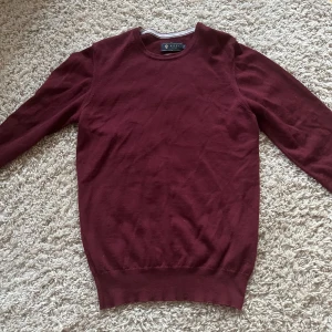 Vinröd merinoull tröja - Vinröd tröja i merinoull