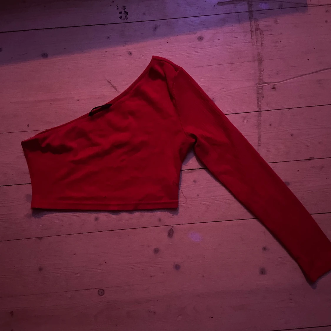 Röd oneshoulder topp