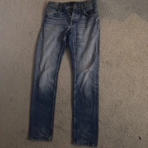 Tiger of sweden jeans! - Tjena! Nu säljer jag mina svin snygga jeans från tiger of sweden! Dom är gjorda med slitningar och storleken är 31/34 och sitter perfekt! Tveka inte på att höra av dig om du har frågor! 