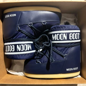 Mörkblå moon boots storlek 36/38 - Endast testade moon boots, påse och orginal förpackning med följer💕skorna har inga tecken på slitage och är mer eller mindre helt nya! Normaltsätt har jag storlek 38 och de passar perfekt! Pris går att diskutera! 