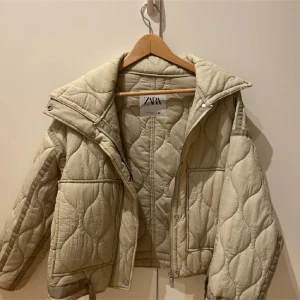 Vår jacka från Zara  - Jättefin vårjacka från Zara som inte kommer till användning tyvärr. Priset är lägre eftersom att den har små fläckar vid under armen längst där nere. Men tveka inte att dm:a💕☺️(Juste inte mina bilder)