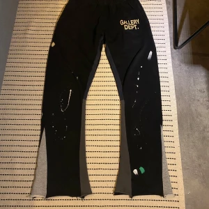 Gallery dept byxor intressekoll - Intressekoll på mina gallery dept byxor. Kom gärna med bud! Midjemått: Ca 41cm. Passar längder mellan 176-184. Skick 9/10. Vid frågor eller funderingar tveka inte på att fråga!