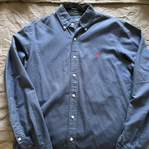 Mörkblå skjorta från Ralph Lauren - M - Slim fit - Snygg skjorta från Ralph Lauren i fint skick. Storlek M i slim fit passform. Jag är 185 & väger runt 80 kg.