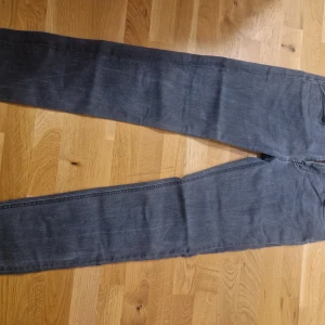 Grå jeansbyxor Lee slim - Snygga grå jeansbyxor med en klassisk design. De har en rak passform och är perfekta för en avslappnad stil. Byxorna har fickor både fram och bak.