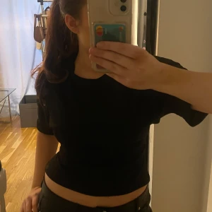 Svart Nelly top med rosett - Trendig topp från Nelly, använd 1 gång! Original pris: 250kr