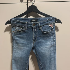 Blå jeans från Replay - Snygga blå jeans från Replay. Modellen är skinny. Dom är i väldigt fint skick och används sällan. Hör av er om ni har frågor!
