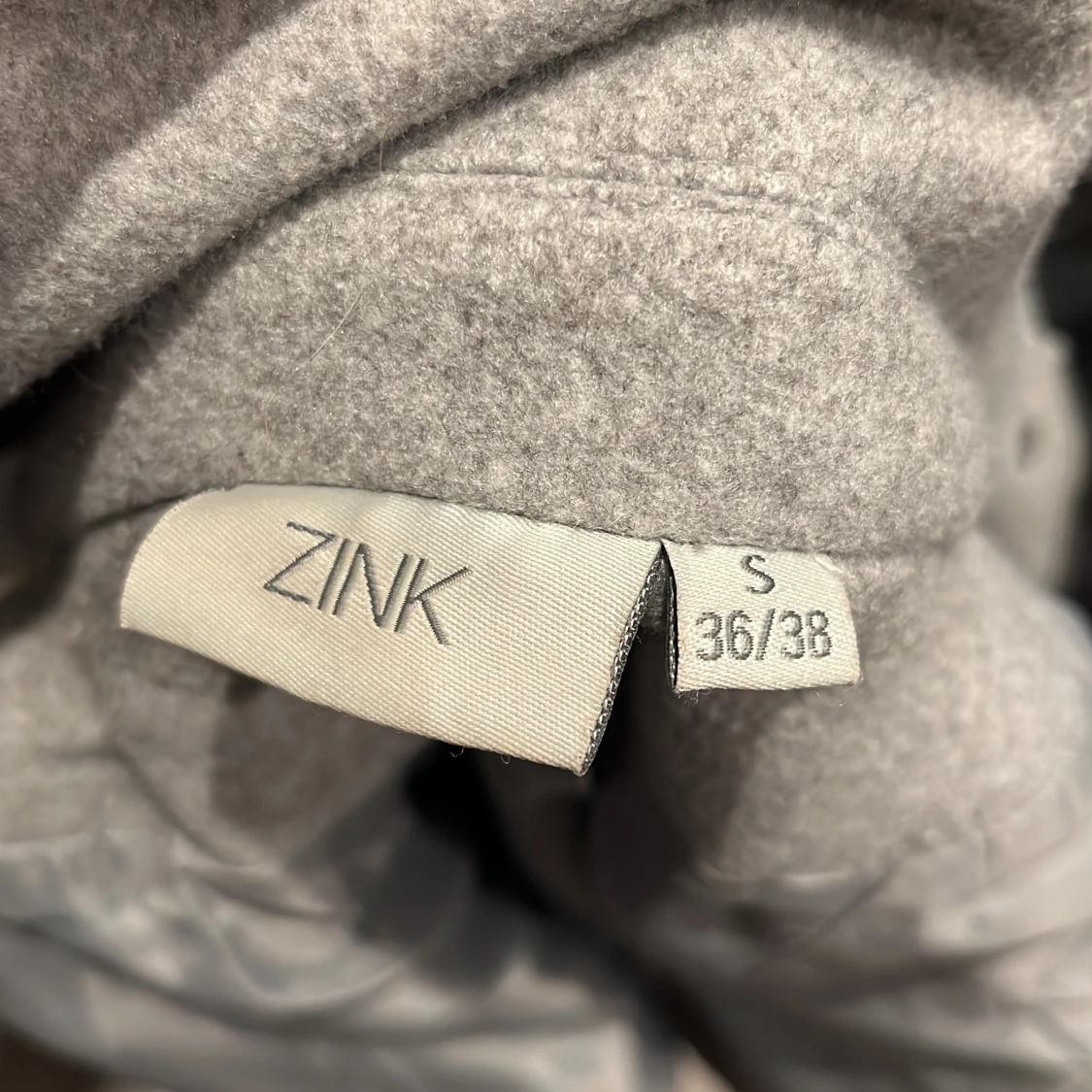 Grå jacka med tryckknappar - 4