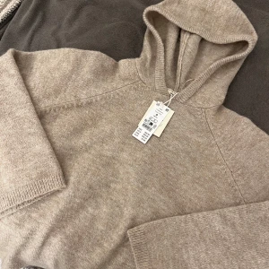Gina stickad hoodie  - Helt oanvänd stickad hoodie från Gina, prislappen sitter på. Stl S🩷 
