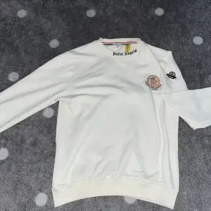 Säljer en väldigt ny moncler x palmangels tröja köpt från moncler.com då den är för stor för mig. Den är använd 2 gånger och är i perfekt skick med ingen fläck eller hål. Tröjan kostar 11 tusen nypris men jag siktar på att få den såld för cirka 2000kr 