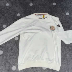 Moncler x palm angels tjocktröja - Säljer en väldigt ny moncler x palmangels tröja köpt från moncler.com då den är för stor för mig. Den är använd 2 gånger och är i perfekt skick med ingen fläck eller hål. Tröjan kostar 11 tusen nypris men jag siktar på att få den såld för cirka 2000kr 