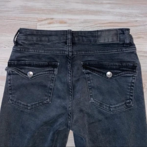 Low waist 90s bootcut - 90s bootcut jeans  Från lager 157  Använd några få gånger  Mycket fina och i bra skick  Säljer pga lite för små och korta  Storlek ”S length short”  Midja - 36cm  Innerbenslängd: 77cm