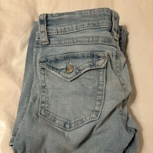 Ljus blåa bootcut jeans! - Ljus blåa jeans från gina tricot, skriv i dm för storlek, använt kanske 2/3 gånger.