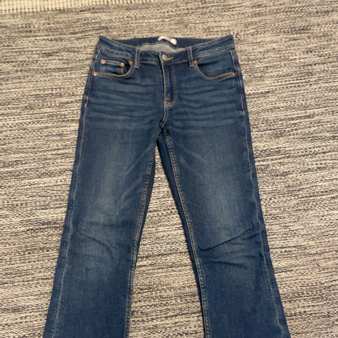 Blå jeans från Gina Tricot