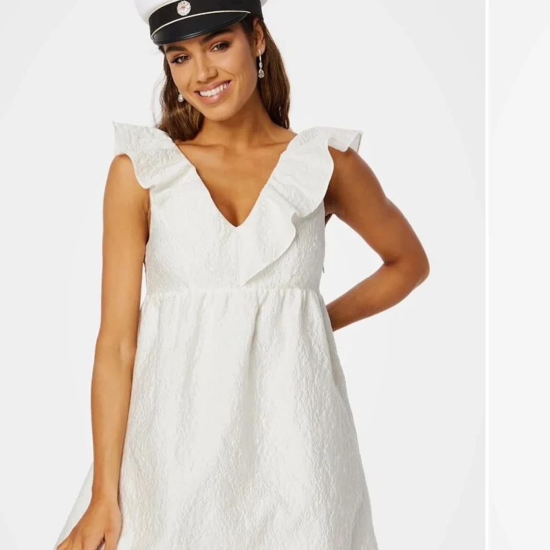 Vit klänning med volangdetaljer