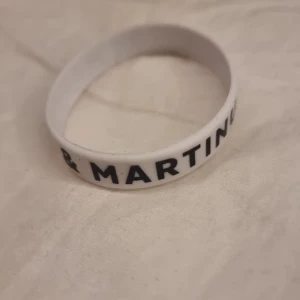 Byter marcus och martinus armband - Hej. Jag byter mitt vita marcus och martinus armband mot en annan färg. Om du är intresserad av att byta så skriv till mig❤️