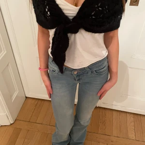 Stickad kofta  - Nästan helt oanvänd kofta, vet ej vart den är köpt. Den är justerbar så den passar nästan alla storlekar!