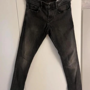 Gråa Hugo boss jeans - Gråa Hugo boss jeans i fint skick i storleken 31/32