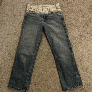 Levi’s jeans  - Blåa Levi’s jeans. Mid waist. W 25