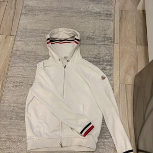 Moncler zip Maglia  - Tjenare säljer denna snygga moncler zip up då jag inte använder den alls. Storleken på koftan är M passa också S. Skicken ✅ 9/10 då NFC scann funkar, tvivel? Skicka en chatt!!