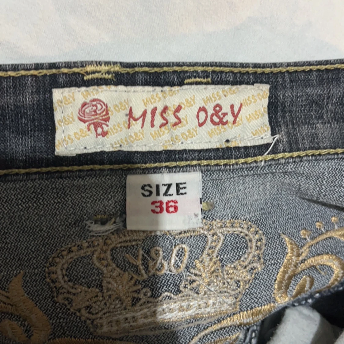 Mörkblå jeans med broderade detaljer från Miss O&Y - 2