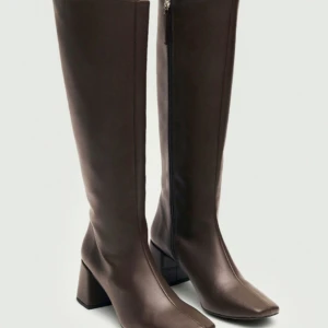 Bruna stövlar med dragkedja - Eleganta bruna stövlar av aloha med deras vegan shoes  med dragkedja på sidan. De har en fyrkantig klack och en spetsig tå, vilket ger en stilren look. Perfekta för vår och höst 🍂 ordinarie pris 2000 kr 