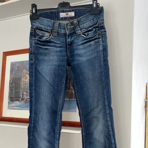 Blå jeans från Fornarina - Super snygga jeans från Fornarina tyvärr för små för mig. 