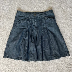 Jeanskjol - Såå fin jeanskjol med volanger!! Jättefin till våren eller sommaren. Storlek 38, passar även 36 men då lite längre ner på höften. Pris kan diskuteras😊