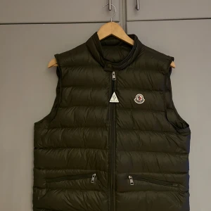 Moncler Gui Väst - Fint skick. Kan även tänkas byta mot ett par Gats. Ni vet varför den är ute för så lite pengar så ni behöver inte fråga!