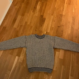 Norsk fiske tröja  - Norsk fiske tröja/ ulltröja   - Passar en medium-large, ganska rymlig på stl M. - Svart och off-white, gränsar till ljusgrå. - Ganska stretchig - 100% ull  Mått - Längd (mätt från axelsöm): ca 60cm - Axlar: ca 56cm - Bröst: 52cm