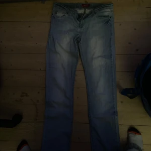 Ljusblå jeans från Blend - Snygga ljusblå jeans från Blend med klassisk femficksdesign. De har en straight passform och är perfekta för en avslappnad stil. Jeansen har en dragkedja och knapp framtill.