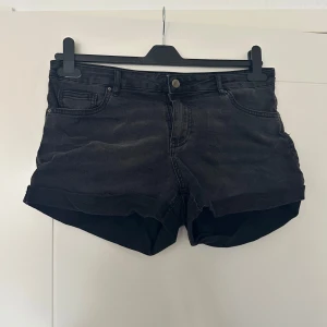 Jeansshorts - Väldigt lite använda, men man kan behöva stryka ”kanterna” då de vikit ut sig. Svart/gråa i färgen.