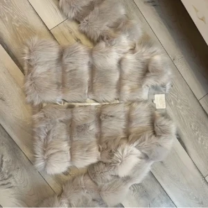 Beige/ rosa pälsjacka💕💕 - Säljer nu denna trendiga och fluffig beige/rosa pälsjacka. Jackan har en lyxig känsla med sitt täta pälsmaterial och är varm och mysig. Den har en stilren design och är så fin att styla nu till våren och sena sommarkvällar ☀️ 💕är lätt att matcha med olika outfits.