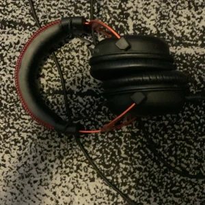 Hyper x hörlurar - Jättefina hörlurar hyper x. Den har ingen microfon men du kan beställa den för typ 40kr.