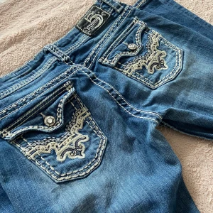 Lågmidjade bootcut jeans  - Superfina lågmidjade bootcut jeans med snygga fickor💋Liten fläck på benet (sista bilden) men inget man tänker på! Midjemått: 40cm Innerbenslängd: 78 Passar bra på mig som är 1.70💋 Storlek 9, skulle säga att de är som en 38.