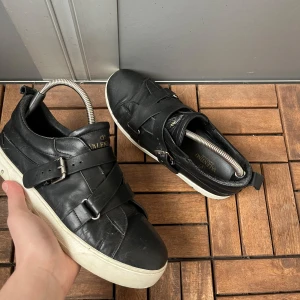 Valentino flycrew  - Riktigt feta och unika valentino Flycrew v-punk denna modell är väldigt eftertraktad då den inte tillverkas längre. Skicket på skorna är riktigt bra då det bara är en nit som saknas. Skicket är 8/10 finns tecken på användning men inget farligt allt syns på bilderna. Endast skor ingår. Pris kan diskuteras!