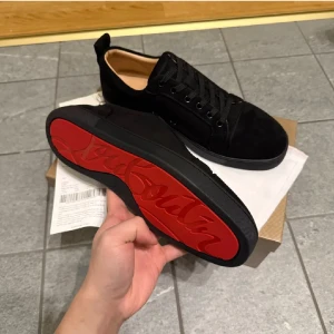 SVARTA LOUBS STORLEK 44 - Helt nya svarta loubs i storlek 44. kommer med låda och dustbag. Kan gå ner i pris!