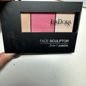 Face Sculptor 3-in-1 Palette från IsaDora - IsaDora Face Sculptor 3-in-1 Palette i nyansen 63 Mauve Classic. Denna palett innehåller en contour, en blush och en highlighter. Helt ny.