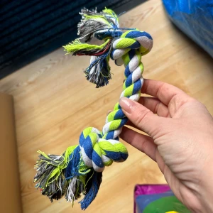 Repleksak hund - klassisk repleksak i slitstarkt material. Passar perfekt att använda till apportering och draglekar tillsammans med din hund. Oanvänd, Slitstark repleksak Passar perfekt för apportering och draglekar Med greppvänlig ögla