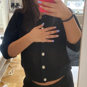 Svart kofta med fina knappar - Jättefin kofta