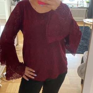 Vinröd spetsblus - Fin vinröd tröja, xl, men sitter som s på mig🩷