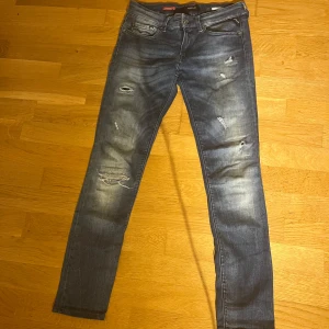 Replay anbass jeans med slitningar - Snygga marinblå jeans från Replay med slitna detaljer och en cool tvätt. Perfekta för en avslappnad stil. Skicket är jättebra!