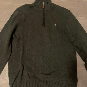Morris halfzip - Säljer en grön stickad tröja från Morris med dragkedja och ribbad krage. Tröjan är i nytt skick då den bara används ett fåtal gånger. 