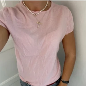 Rosa stickad topp - Rosa kashmir tshirt! Så fin nu till våren! Använd mycket få gånger, varav superbra skick! Som nytt! 🥰