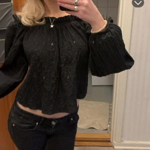 Svart blus  - Off shoulder blus svart från Gina, använd en gång.